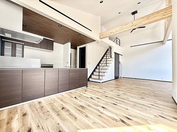 【ダイニング】■家具を置いてもゆったり過ごせる広さのリビング  