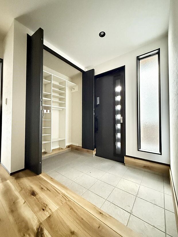 【玄関】■収納力の高いシューズボックス付！　玄関がキレイに片付きます！