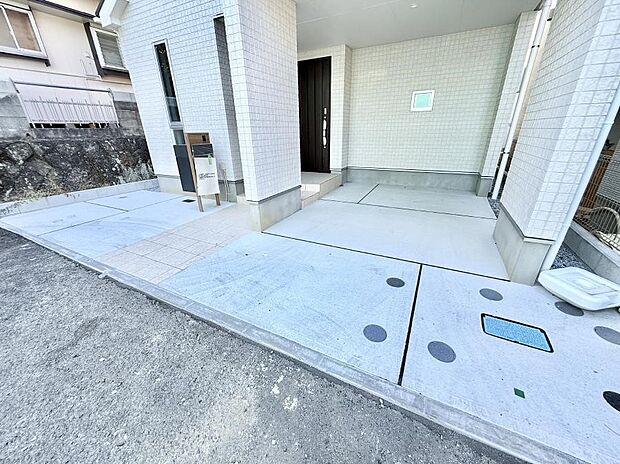 【駐車場】雨やホコリから守れるビルトイン。  