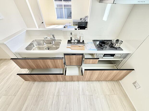 【キッチン】収納力豊富なシステムキッチンです！