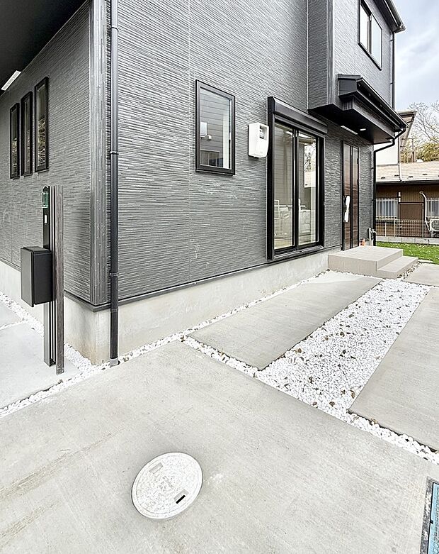 【玄関】■ シンプルで美しく、住まいの第一印象を彩る玄関です