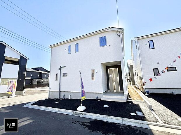 【現地外観写真】暮らしを彩る充実した設備仕様が備わった新築戸建  