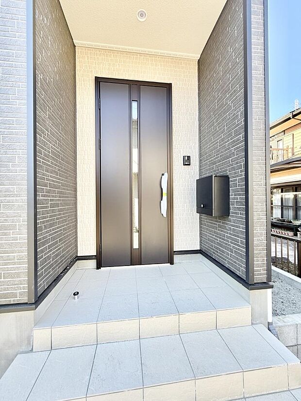 【玄関】■ シンプルで美しく、住まいの第一印象を彩る玄関です