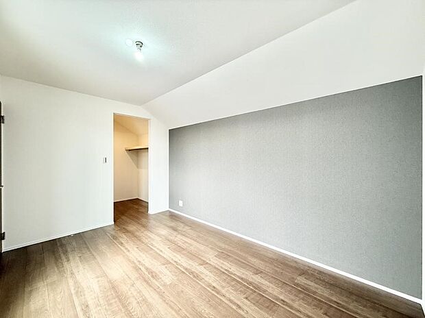 【寝室】■窓の配置や通気性の良い設計で部屋の空気がこもらず、常に新鮮な空気が流れます