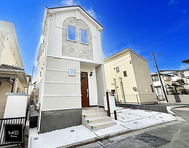 【現地外観写真】白を基調とした、すっきりした外観デザインです  