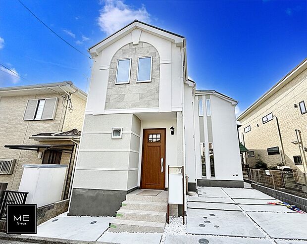 【現地外観写真】暮らしを彩る充実した設備仕様が備わった新築戸建  