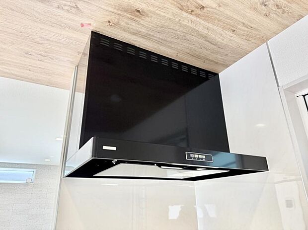 【レンジフード】■調理時の蒸気や匂いが換気扇に誘導され、効率的に排煙ができます。