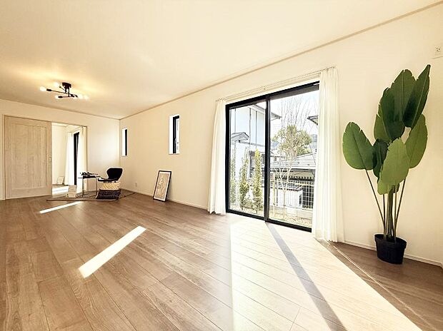 【ダイニング】陽ざしが射し込む明るいLDKは家族でのんびり寛げます