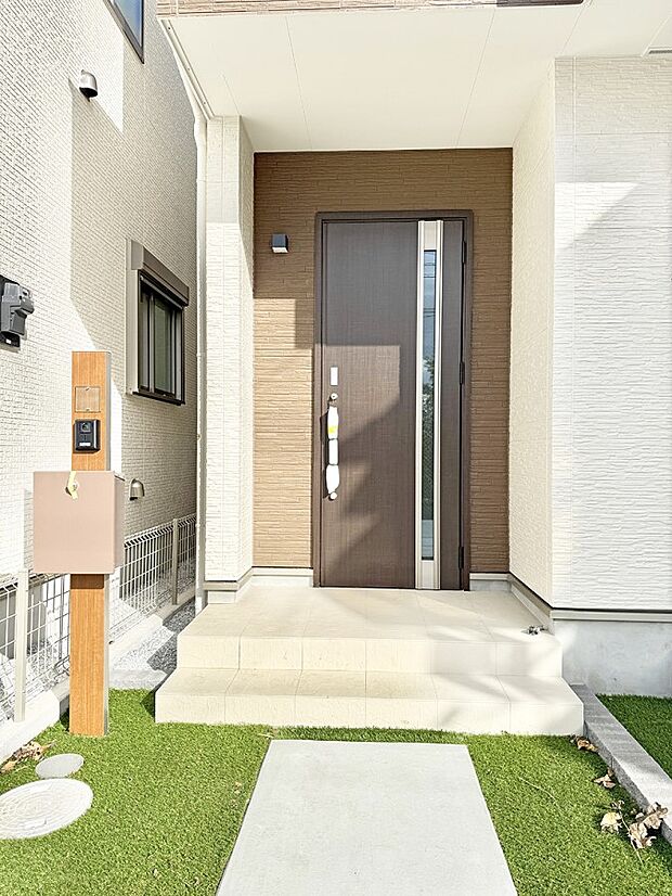 【玄関】■ シンプルで美しく、住まいの第一印象を彩る玄関です