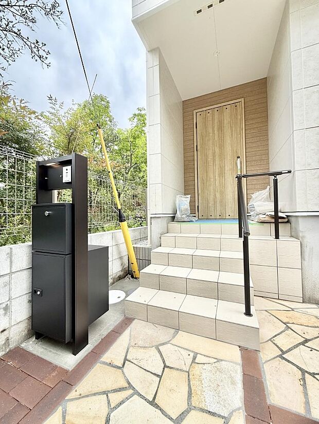 【玄関】■ 帰るたびにホッとする、安心感のある佇まい