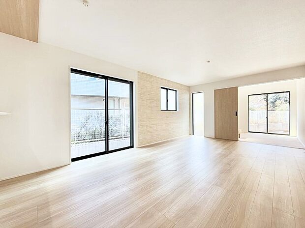 【リビングダイニング】■大きな窓から光が入り明るい空間でお寛ぎいただけます