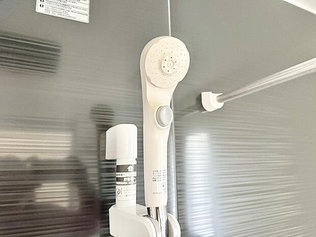 【止水シャワーヘッド】■手元で簡単に止水できるため、水の無駄遣いを減らすことができます。