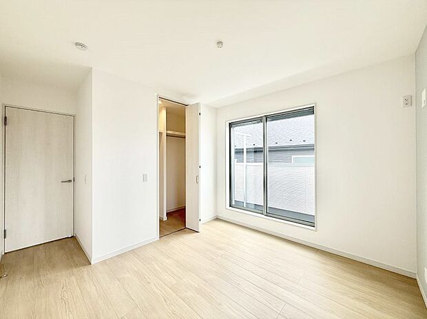 【寝室】■窓の配置や通気性の良い設計で部屋の空気がこもらず、常に新鮮な空気が流れます