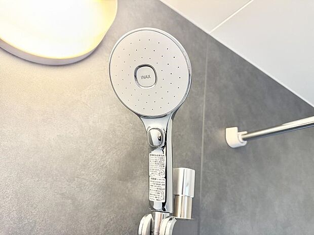 【止水シャワーヘッド】■手元で簡単に止水できるため、水の無駄遣いを減らすことができます。