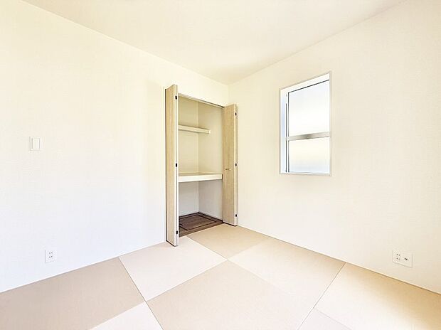 【リビング以外の居室】■落ち着いた色合いのお部屋で穏やかな時間を楽しめます