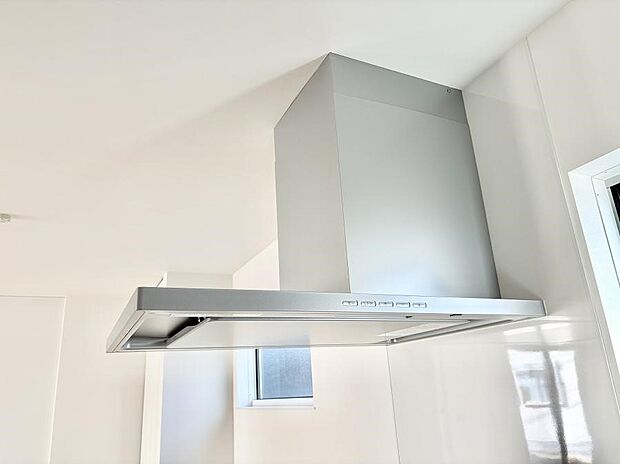 【レンジフード】■調理時の蒸気や匂いが換気扇に誘導され、効率的に排煙ができます。