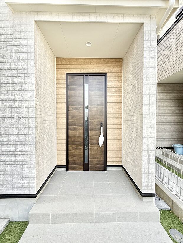 【玄関】■ シンプルで美しく、住まいの第一印象を彩る玄関です