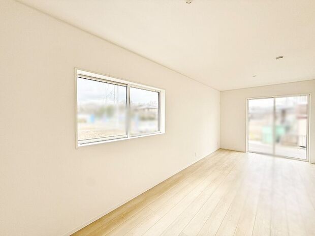 【リビング】陽ざしが射し込む明るいLDK