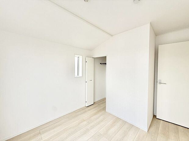 【子供部屋】■大きな収納で荷物がスッキリ片付きます