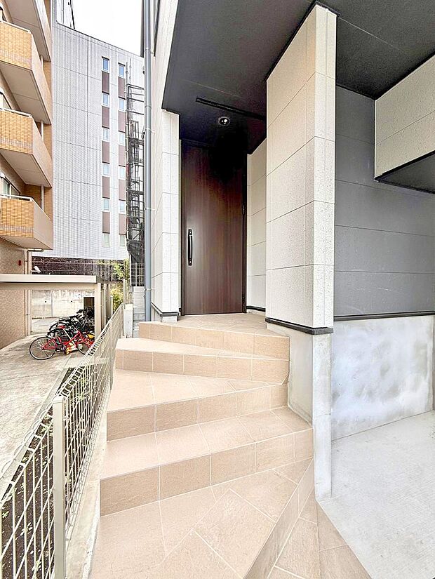 【玄関】■ 心地よい暮らしへとつながる、温かい玄関