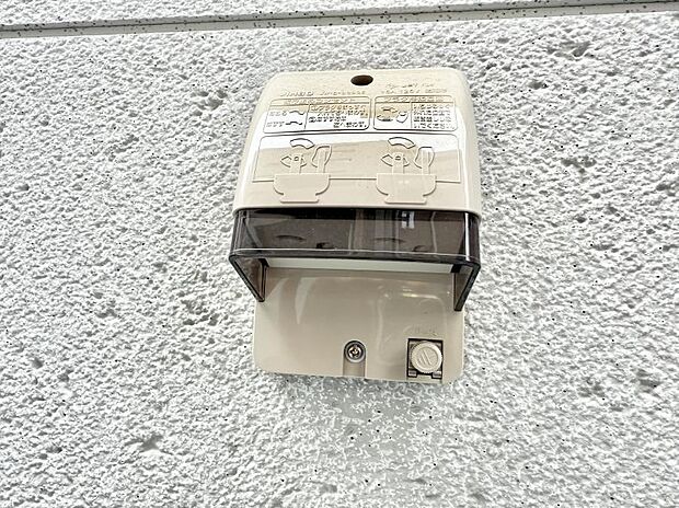 【屋外コンセント】■屋外に電源コンセントがあれば、高圧洗浄機で窓や外壁を掃除するなど便利です。