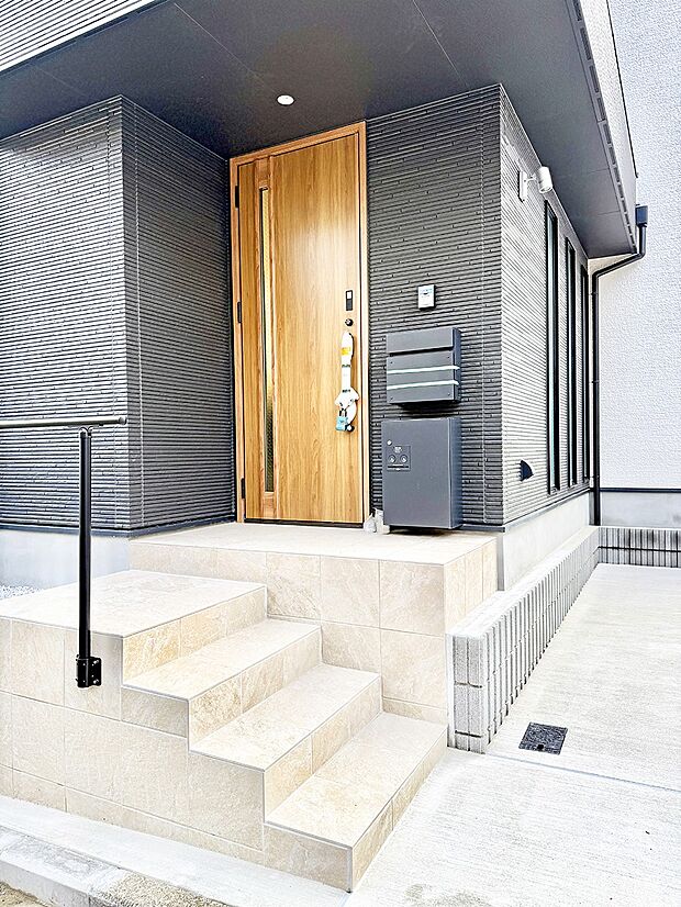 【玄関】■ シンプルで美しく、住まいの第一印象を彩る玄関です