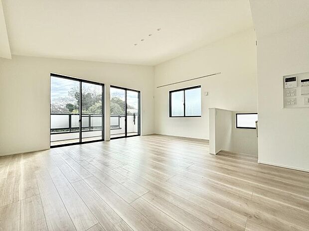 【リビング】■陽ざしが射し込む明るいLDK  