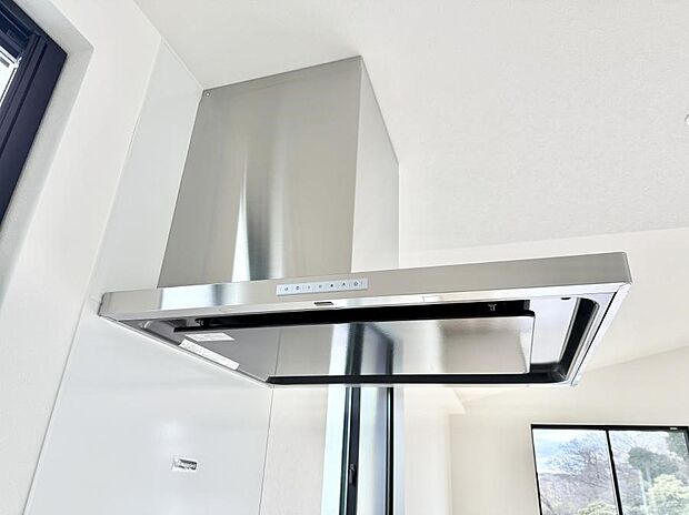 【レンジフード】■調理時の蒸気や匂いが換気扇に誘導され、効率的に排煙ができます。
