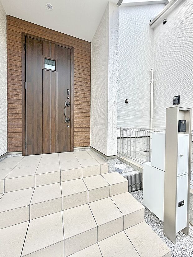 【玄関】■ 帰るたびにホッとする、安心感のある佇まい