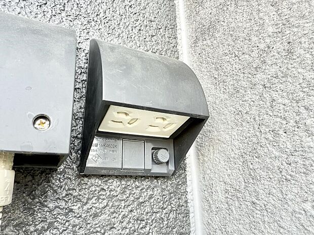 【屋外コンセント】■屋外に電源コンセントがあれば、高圧洗浄機で窓や外壁を掃除するなど便利です。
