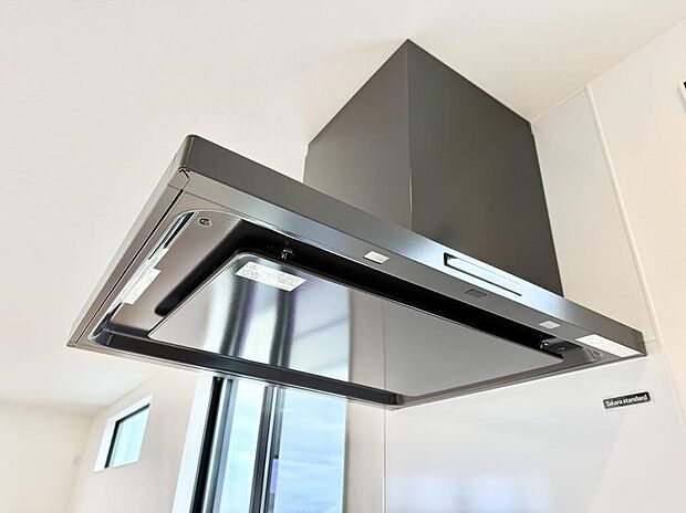 【レンジフード】■調理時の蒸気や匂いが換気扇に誘導され、効率的に排煙ができます。