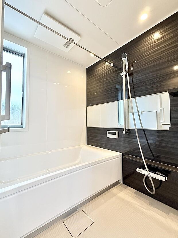 【浴室】■落ち着いた色合いの壁面、ゆっくり寛げるバスルーム