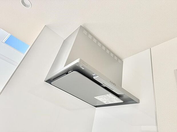 【レンジフード】■調理時の蒸気や匂いが換気扇に誘導され、効率的に排煙ができます。