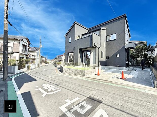 【前面道路含む現地写真】角地につき陽当り良好です！