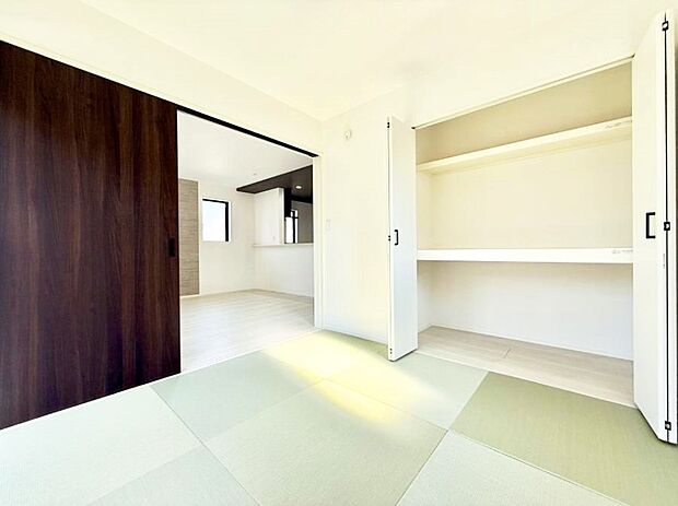 【リビング以外の居室】■落ち着いた色合いのお部屋で穏やかな時間を楽しめます