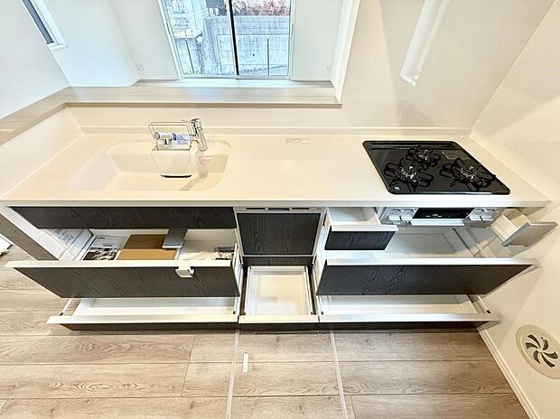 【キッチン】■収納力豊富なシステムキッチンです！