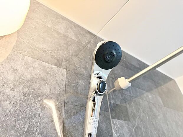 【止水シャワーヘッド】■手元で簡単に止水できるため、水の無駄遣いを減らすことができます。
