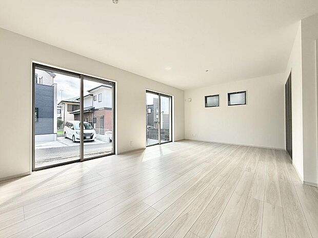 【リビングダイニング】■家具を置いてもゆったり過ごせる広さのリビング  