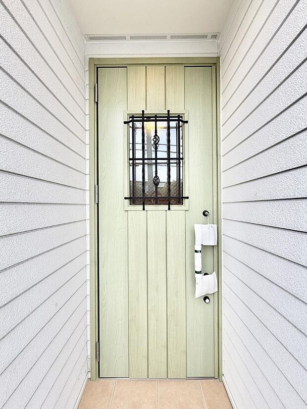 【玄関】■ 家族とゲストをやさしく迎える、心温まる玄関