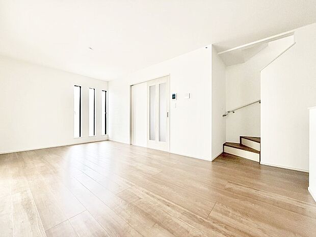 【ダイニング】■家具を置いてもゆったり過ごせる広さのリビング  