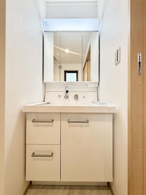 【洗面台・洗面所】■明るい洗面所は毎朝の歯磨きも楽しくできちゃいそうです♪