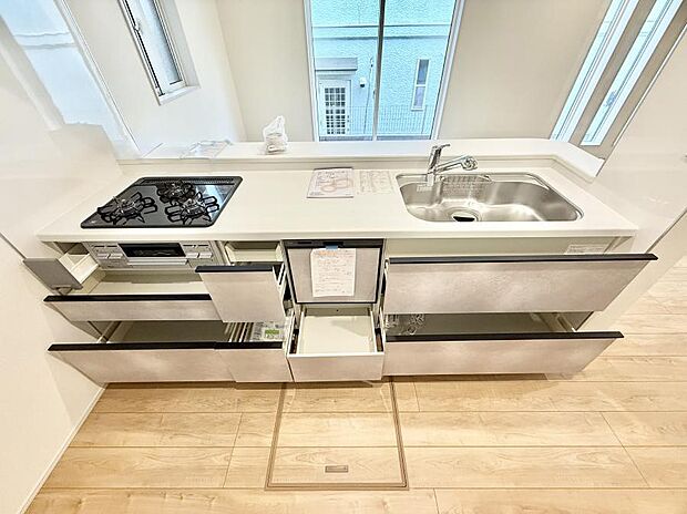 【キッチン】■収納力豊富なシステムキッチンです！