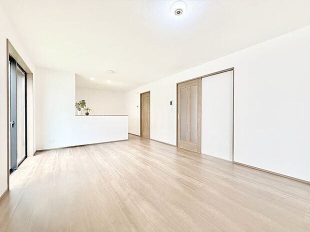 【リビングダイニング】■ナチュラルなリビングはどんなインテリアにも合います  