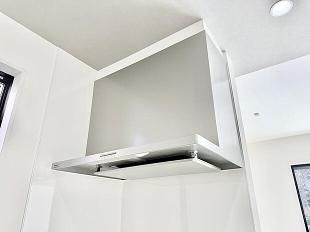 【レンジフード】■調理時の蒸気や匂いが換気扇に誘導され、効率的に排煙ができます。