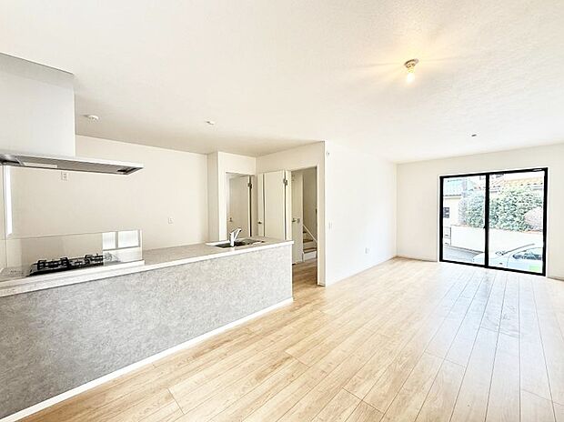 【リビング】陽ざしが射し込む明るいLDK