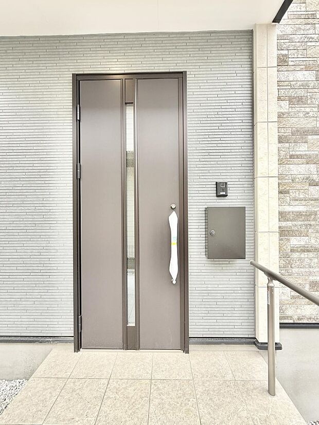 【玄関】■ 心地よい暮らしへとつながる、温かい玄関