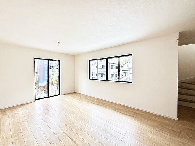 【リビングダイニング】■リビングイン階段だと、ご家族でコミュニケーションが取りやすいですね  