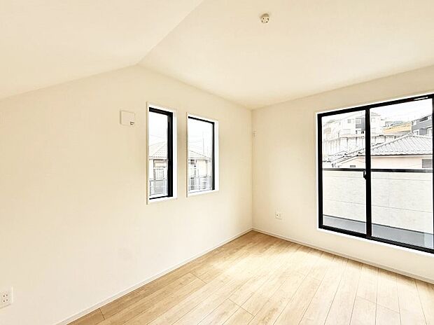 【リビング以外の居室】■太陽がサンサンと降り注ぐお部屋は気持ちがいいですね