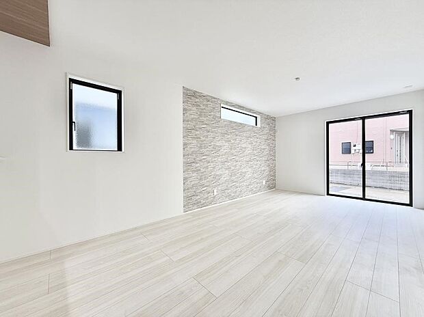 【リビングダイニング】大きな窓から光が入り明るい空間でお寛ぎいただけます