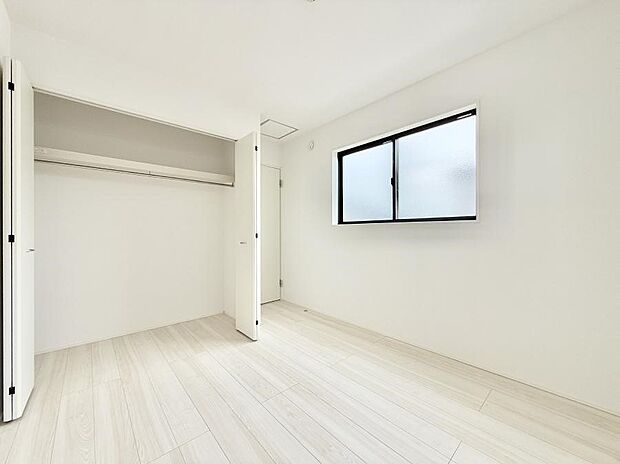 【寝室】広いクローゼット、収納は多い方が嬉しいですね！  